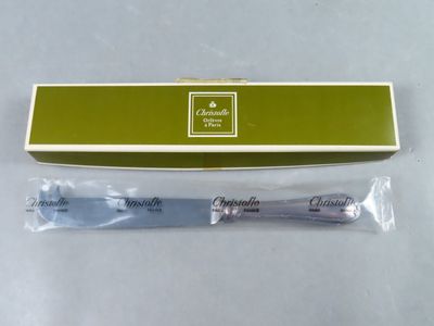 un gros plan d'une brosse à dents dans une boîte posée sur une table