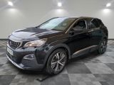 la voiture noire est garée dans le garage sur un sol en damier