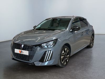 Une voiture grise est garée dans une pièce aux murs blancs.
