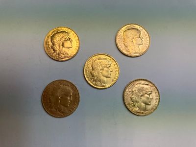 quatre types de pièces différents sur fond bleu