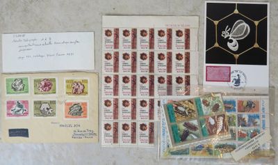 beaucoup de timbres et de cartes postales sur la table