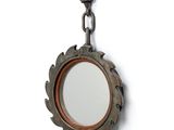 une image représentant un miroir accroché au mur à l'aide d'une chaîne