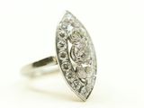 gros plan d'une bague en diamant sur fond blanc