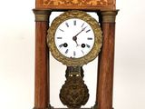 une horloge en bois posée sur une table