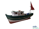 une maquette de bateau de pêche exposée sur un fond blanc
