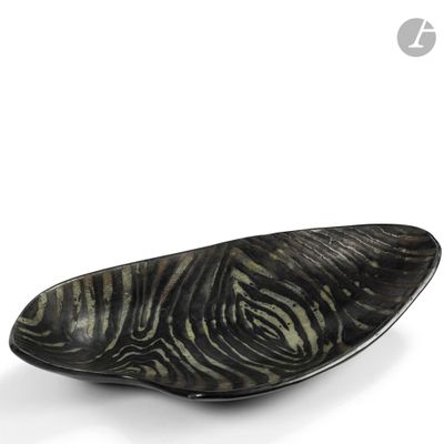 une assiette en noir et blanc ornée d'un motif zébré