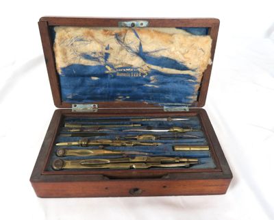 une boîte en bois contenant divers outils