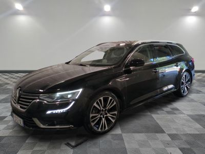 une photo d'une voiture noire dans un showroom