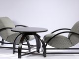 une paire de chaises et une table dans une pièce aux murs blancs