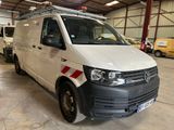 une camionnette blanche garée à l'intérieur d'un bâtiment