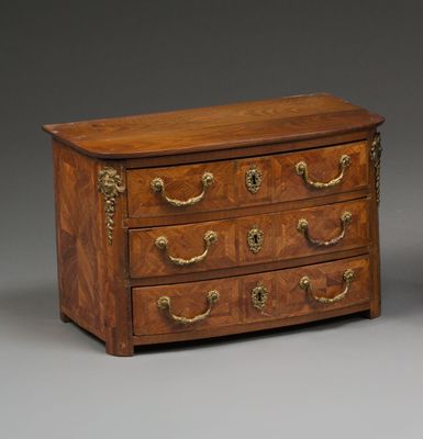 commode de l'époque de George II, en acajou et ornée de ferrures en laiton