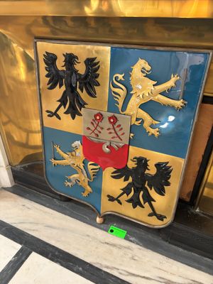 un blason exposé dans la vitrine d'un immeuble