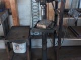 une machine qui se trouve dans un garage, à côté d'une étagère