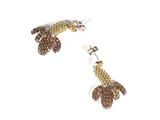 Les boucles d'oreilles sont en or et ornées de cristaux marron.