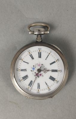 une montre de poche en argent avec des chiffres romains