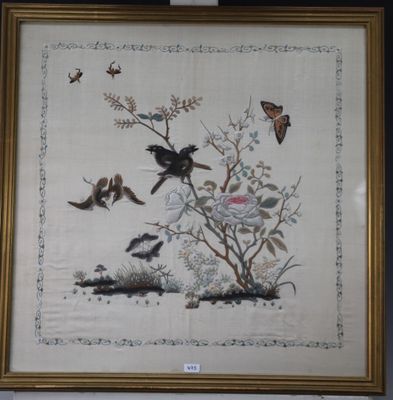 une photo représentant un tableau avec des oiseaux et des fleurs, dans un cadre