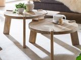 deux tables posées sur un tapis dans un salon