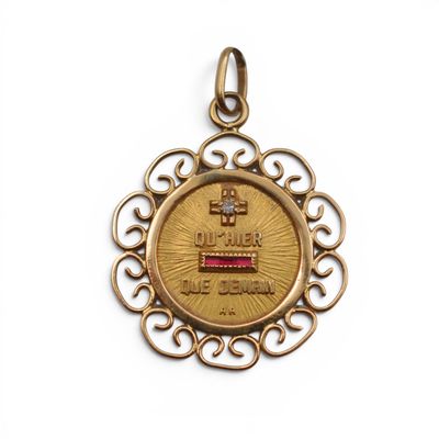 gros plan d'une médaille d'or sur fond blanc