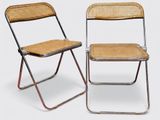 paire de chaises pliantes vintage avec assise et dossier en osier