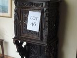 une horloge sur pied dans une pièce avec des photos au mur
