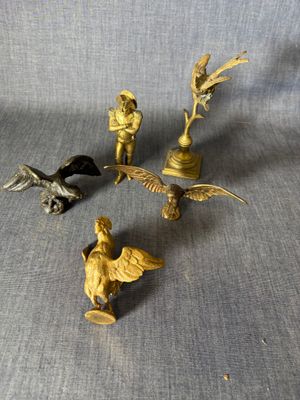quatre figurines en laiton représentant un homme, un oiseau et une oie