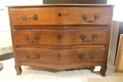 Importante commode en noyer ouvrant par 3 tiroirs, ornée de … - Photo 1