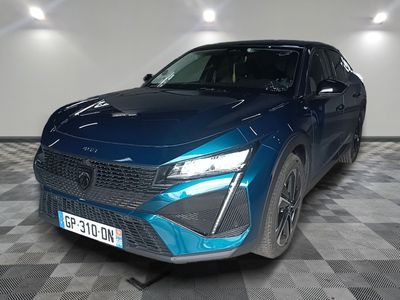 Le SUV bleu est garé dans une pièce dont le sol est à carreaux.