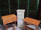 deux petites tables et une commode dans une pièce