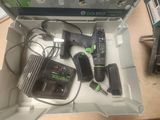 une boîte contenant quelques outils, posée sur une table