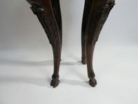 Sellette en bois foncé, posant sur 4 pieds, décor de mascaro… (photo 3)