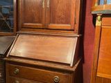 un bureau en bois avec un plateau en bois et une armoire en bois