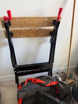 un ordinateur portable posé sur une chaise, à côté d'un autre ordinateur portable