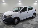 la photo d'une petite camionnette blanche garée dans un garage