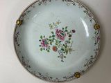 une assiette blanche avec des fleurs sur une table