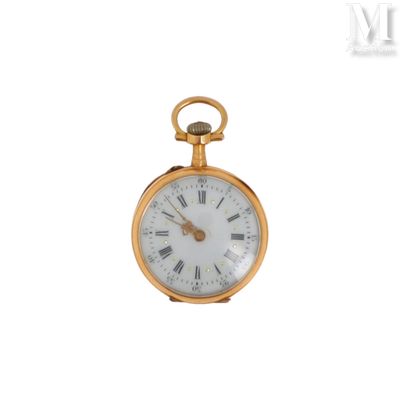 une montre de poche en or avec des chiffres romains sur le cadran