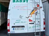 une camionnette garée dans un garage avec une échelle