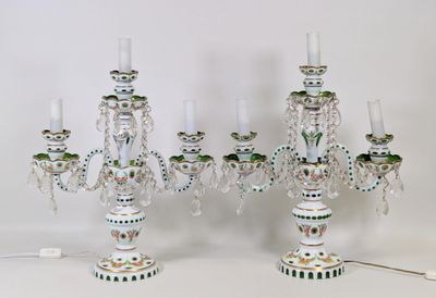trois chandeliers posés sur une table