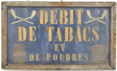 une pancarte sur laquelle on peut lire « dette de tabas et de poudres »
