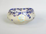 un bol bleu et blanc orné d'un motif floral