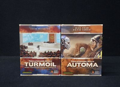 deux DVD posés sur une table noire
