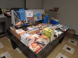 de nombreux livres sur la table dans la pièce