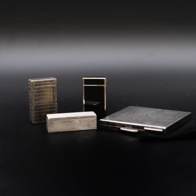 trois types différents d'étuis à cigarettes posés sur une surface noire
