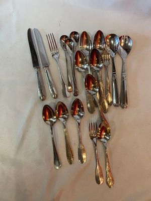 beaucoup de cuillères et de couverts en argent sur une table