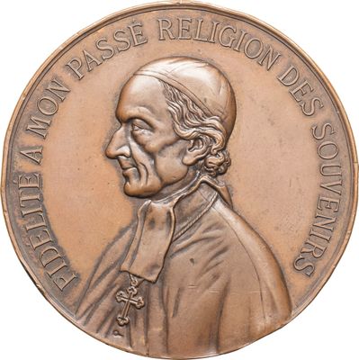 la médaille représente un homme avec une croix sur la poitrine