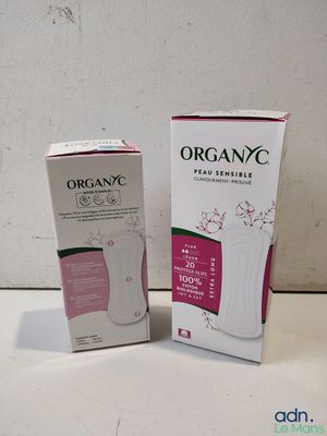 une photo d'une boîte de serviettes hygiéniques Organyc à côté d'une autre boîte de serviettes hygiéniques Organyc