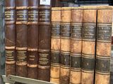 beaucoup de vieux livres sur une étagère dans une bibliothèque