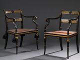 paire de chaises peintes en noir et or, avec assise et dossier en bois