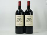 deux bouteilles de vin posées l'une à côté de l'autre sur une table