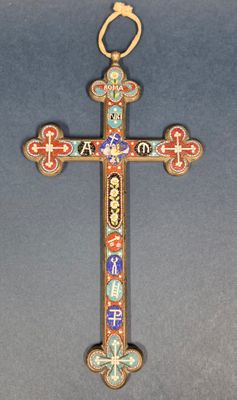 une image représentant une croix en métal ornée de motifs colorés