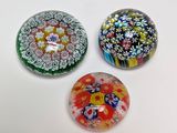 trois billes de verre posées les unes à côté des autres sur une table